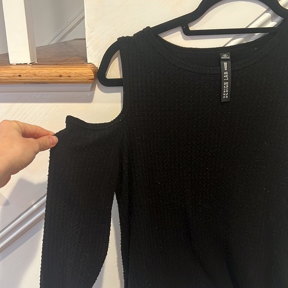Black lightweight sweater with shoulder cutouts - Picture 4 of 5